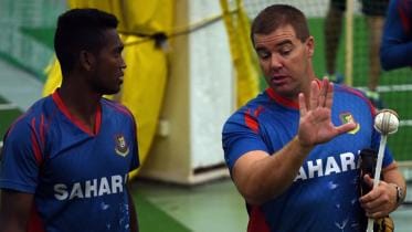 Al-Amin Hossain talks to bowling coach Heath Streak