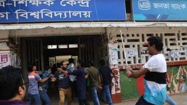 Alleged activists of Chhatra League attack opposition activists at Dhaka University