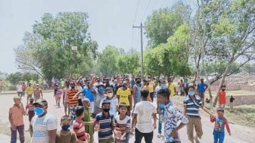 Bangladeshi return from India