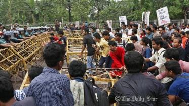 Cops bar-Tonu murder protesters.JPG