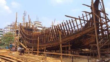 চট্টগ্রামে এখনো তৈরি হচ্ছে সমুদ্রগামী কাঠের নৌকা.mp4_20170606_124458.397.jpg