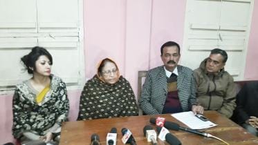 Rahat Ara Begum addressing a press conference at her residence in Thakurgaon town