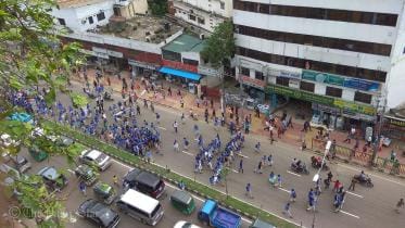 Students block Farmgate-Karwan Bazar VIP road