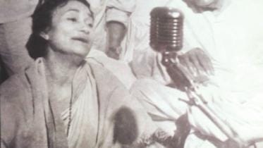 Feroza Begum sings in front of Nazrul