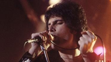 Freddie_Mercury_performing_in_New_Haven,_CT,_November_1977.jpg