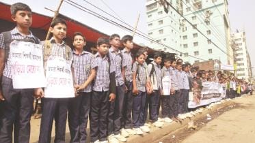 human chain by school children