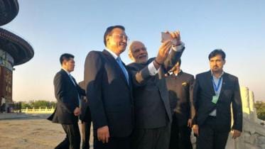 Prime Minister Narendra Modi and Chinese Premier Li pose for a selfie at the Temple of Heaven in Beijing.