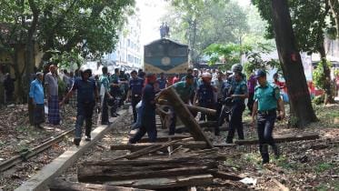 Jute mill workers block Railway