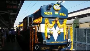kolkata_train.jpg