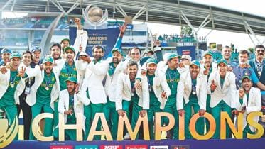 pakistan champion team.jpg