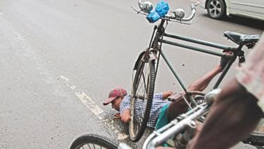 rickshaw puller falls.jpg