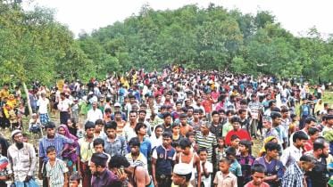 Rohingya refugees gather.jpg