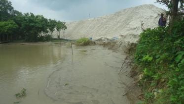 Sand lifting Gorai river 1.jpg