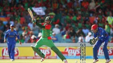 Shakib blazes a boundary.jpg