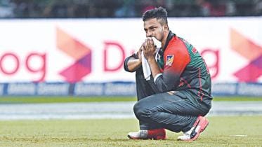 shakib nidahas trophy.jpg