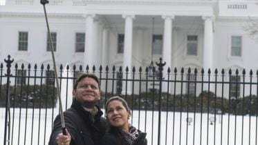 smithsonian-bans-selfie-stick.jpg