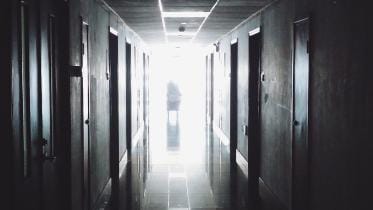 hallway-gffb78f828_1920.jpg