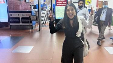 Sunny Leone Arrives in Dhaka, Posts Photo from Airport