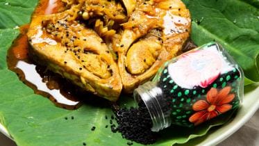 HILSA FISH CURRY WITH NIGELLA SEEDS (KALO JEERA ILISH)