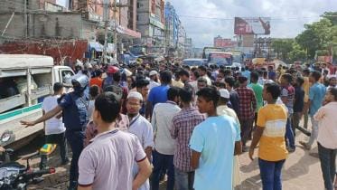 RMG workers block road