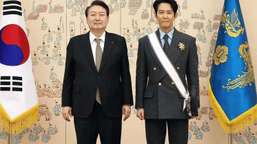 south_korean_president_yoon_suk-yeol_left_with_actor_lee_jung-jae_after_conferring_the_geumgwan_order_of_cultural_merit_on_dec_27_2022.png