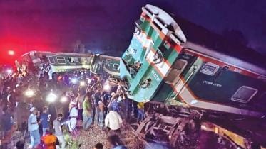 sonar bangla express crashes into freight train