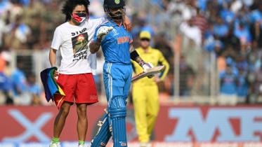 Pro-Palestinian pitch invader disrupts final