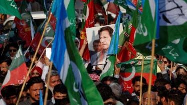 Pakistan bats for Imran Khan