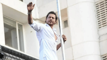Shah Rukh Khan makes customary Eid appearance for fans