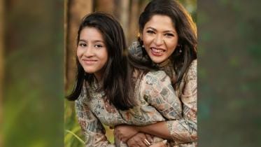 Actress Badhan and her daughter.jpg