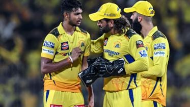 Matheesha Pathirana, MS Dhoni.jpg