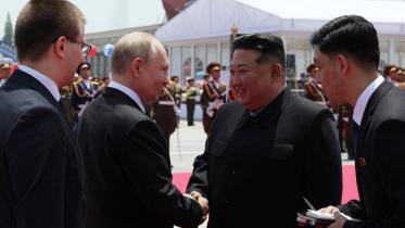 putin_greeted_by_kim_20.jpg