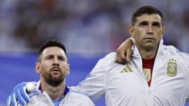 Lionel Messi, Emiliano Martinez.jpg