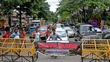 Quota protesters continue to Bangla Blockade
