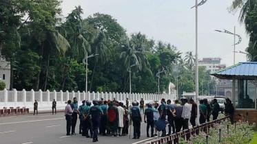 Students submit memorandum at Bangabhaban