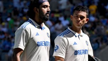 Yashasvi Jaiswal, KL Rahul.jpg