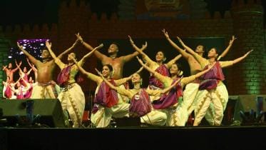 Bangladeshi dance troupe turns heads at Indian festival.jpg