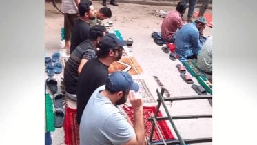 Atif Aslam prays on Dhaka streets