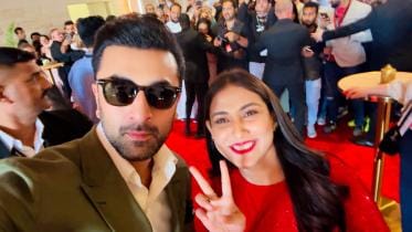 Ranbir Kapoor’s star-studded selfie includes Bangladesh’s Mehazabien.jpg