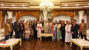Yunus exchanges greetings with Christian leaders