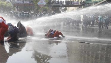 Cops charge batons, use water cannons on Shahbagh protesters