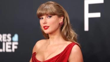 taylor-swift-red-carpet-grammy-award-feb-2025-billboard-espanol-1548.jpg