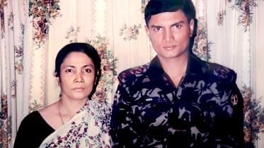col anisuzzaman with his_mother