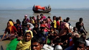 Rohingya fleeing to Bangladesh