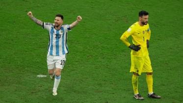 messi-lloris_at_2022_wc.jpg