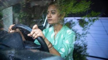 challenges_women_face_when_driving_in_bangladesh.jpg