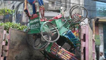 rickshaws banned on Dhaka's main roads
