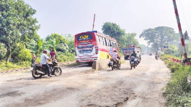 Extremely bad condition of only 300 meters of Jashore -Benapole highway has become a death trap for people.jpg