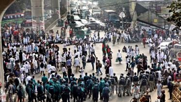 Protests disrupt city life in Dhaka