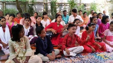 Mayer Tori teaching folk songs to northern children_db1b.jpg